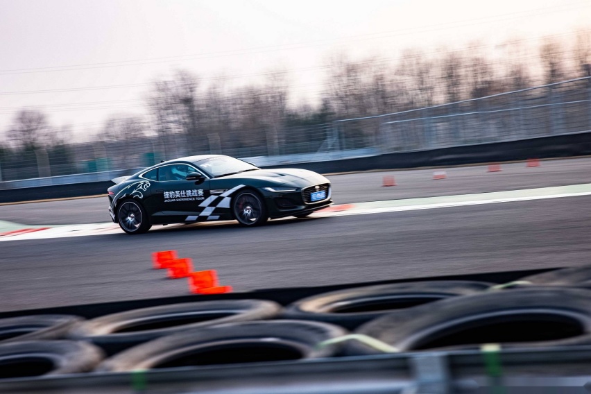 新闻图片5：至美跑车F-TYPE.jpg