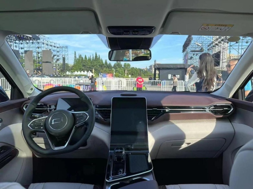 2023款奔腾T90，红旗同款1.5T，纯平地板，贯穿式安全气帘