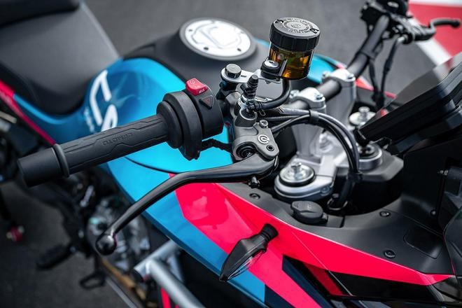 能下赛道输赢的ADV，春风800MT Sport R 赛道亮相