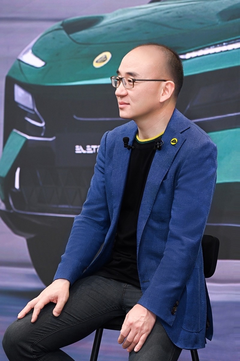 图片包含 人, 户外, 男人, 路

描述已自动生成