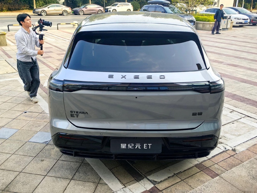 星途星纪元ET现身街头，帅过理想L7，续航超900km，标配空气悬架