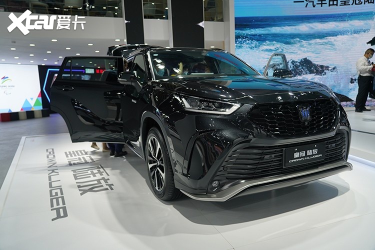 售价2758万起搭载混动系统一汽丰田皇冠陆放亮相成都车展