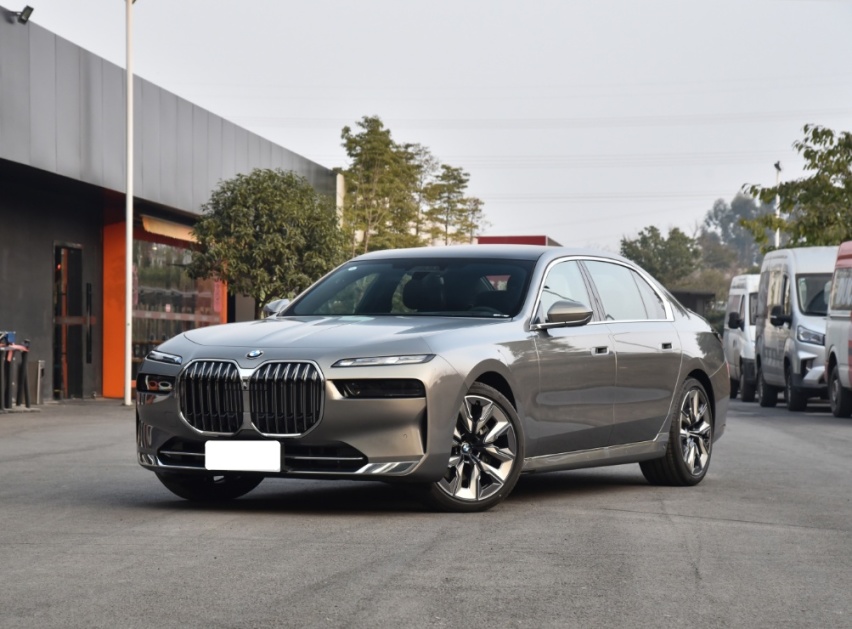 宝马的新车，颜值不输劳斯莱斯，长近5米4标配3.0T，压力给到S级