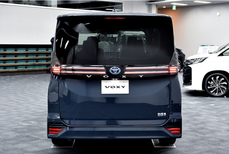 丰田又一MPV！被称“小赛那”，搭1.8L混动，折合人民币15万起