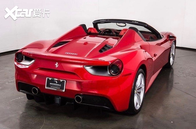 法拉利488敞篷版实车红色的运动感
