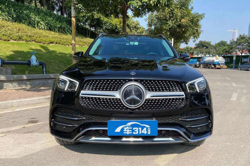 豪华中大型SUV的精彩对决：奔驰GLE和宝马X5谁更胜一筹