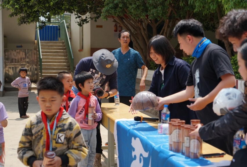 大爱通行送爱心 爱心车队助学子 MAXUS爱心车队向往之旅