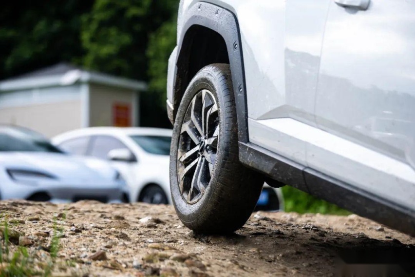 15万预算还想买后桥带锁的SUV？我提了这台同级唯一之选