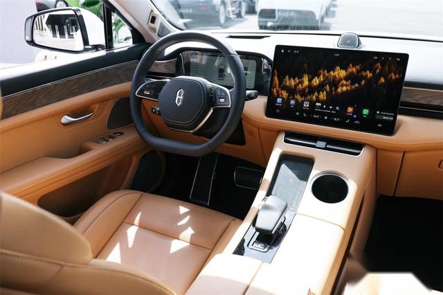 AITO问界M5就这么刚！36城100余家用户中心同启交付