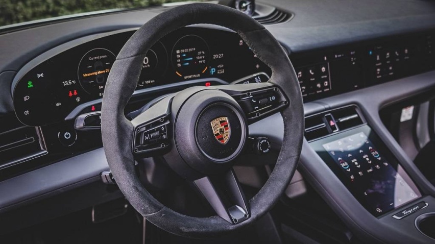 实拍！保时捷Taycan Turbo S，将科技武装到牙齿！