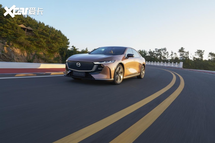 弯道王再现新风采，MAZDA EZ-6亮相2024广州车展
