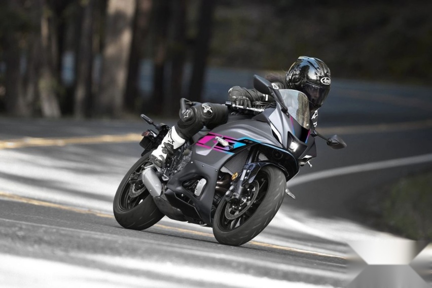 2024雅马哈YZF-R7新色海外发布：赛博庞克风格上身