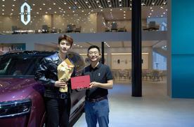 白敬亭亮相粤港澳车展 官宣问界品牌挚友及问界M8车主