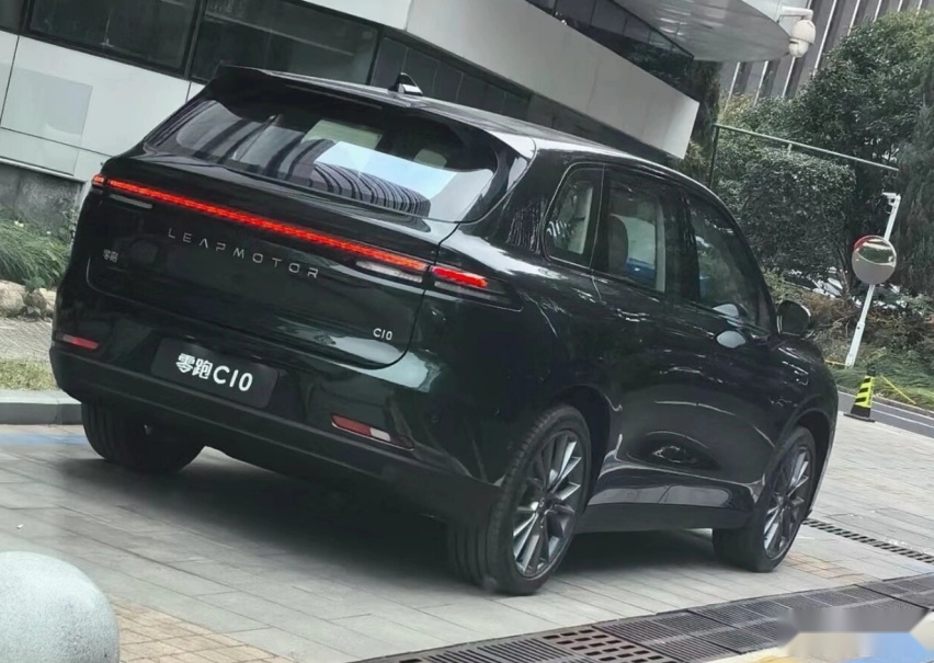 零跑C10实车到店，墨绿色涂装更高级，后排配“餐桌”，续航530km