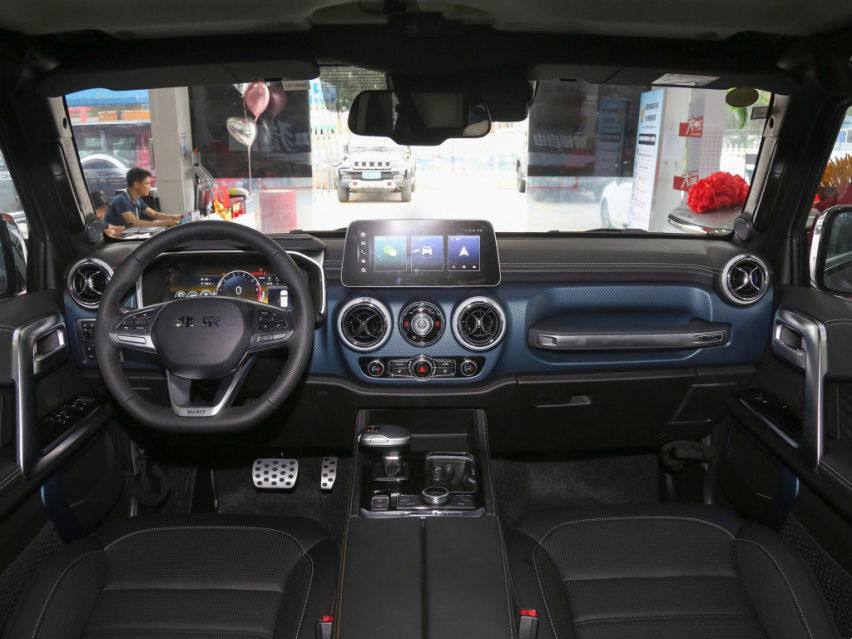 国产硬派SUV，北京BJ40实拍，2.0T+8AT，车顶可拆卸变敞篷车