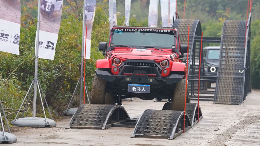 20-200w的越野SUV 性能PK：驼峰桥&交叉轴测试，牧马人排最后