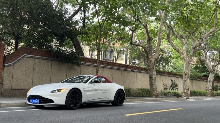 在上海外滩与阿斯顿马丁V8 Vantage的邂逅