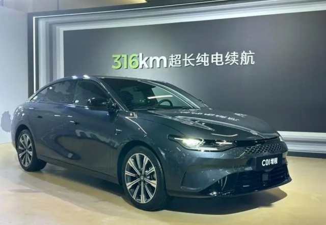 1.5L四缸增程+续航超1200公里，零跑C01增程有了爆款密码！