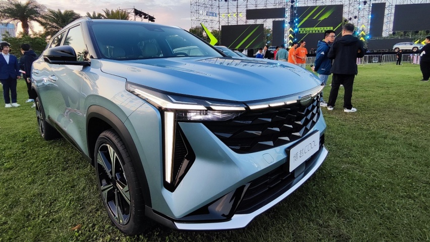 10万预算买SUV，配8155芯片，吉利新车多花八千买中配更好？