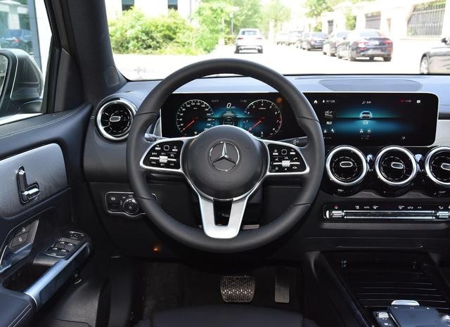 跌至23万出头的奔驰7座SUV,轴距超汉兰达+豪华双联屏,月销近6千