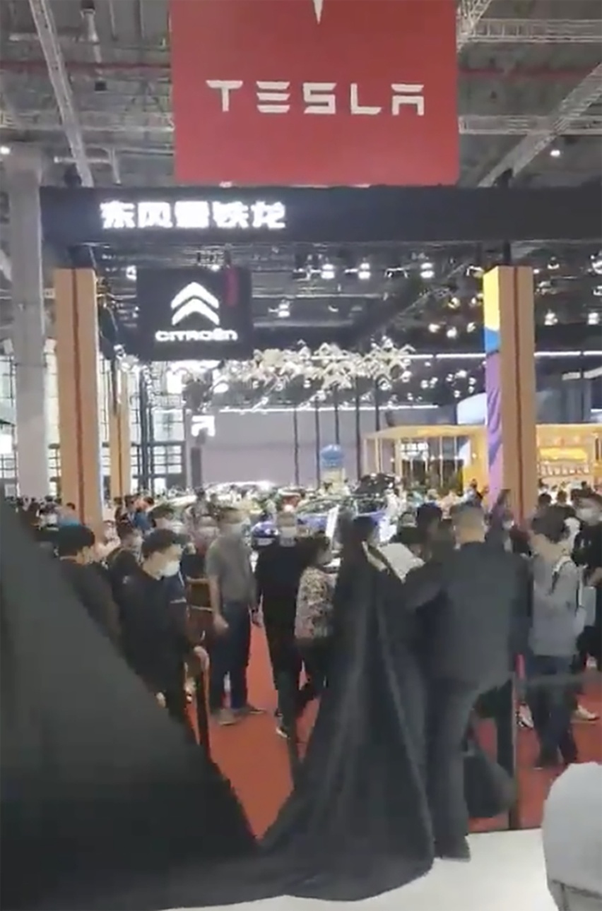 突发！上海车展特斯拉展台再现维权者 安保人员秒控场