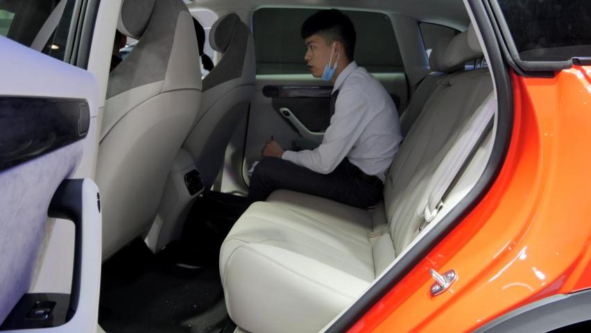 实拍零跑C11，冷凝管紧靠保险丝盒，我有点担心