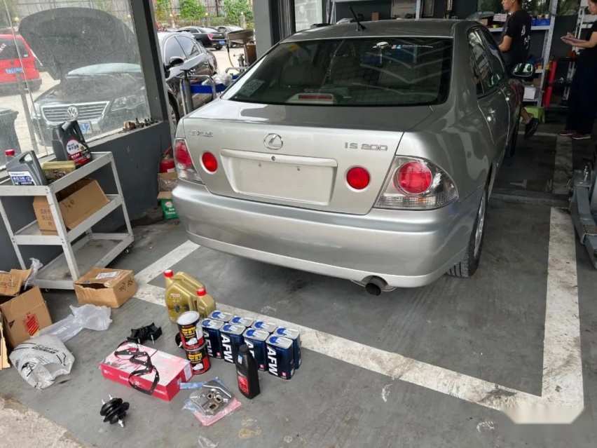 走街范雷克萨斯IS200咬地鲨，果然JDM与底盘灯才是最搭的
