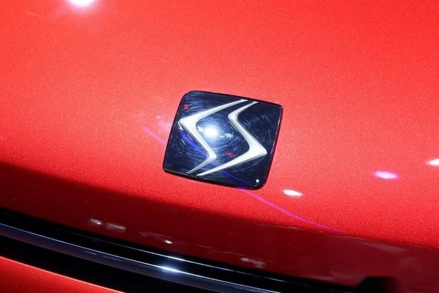 思皓X4基于嘉悦X4打造，在第十八届广州车展首发，采用新车标
