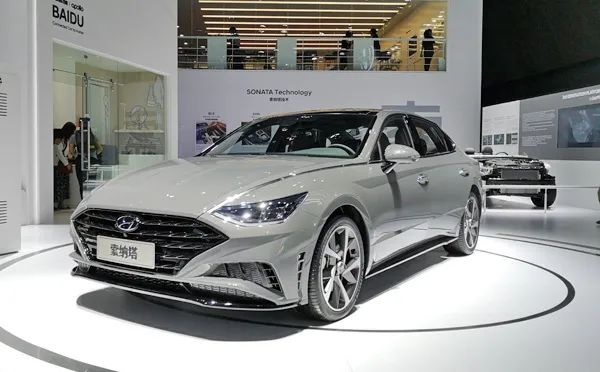 水泥灰、2.0T+8AT，这么战斗的B级车你猜要多少钱？