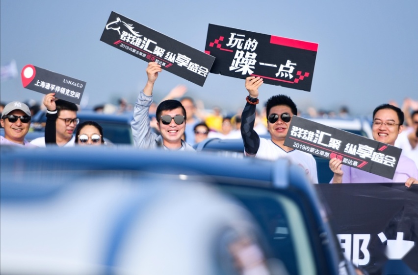 高速收费员笑不笑 取决于开往那达慕的是不是领克