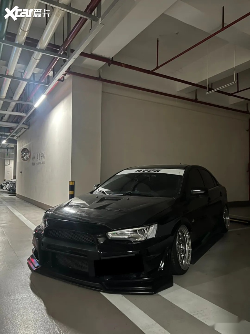 战斗感十足的姿态风三菱翼神,看上去比真正的evo还要凶