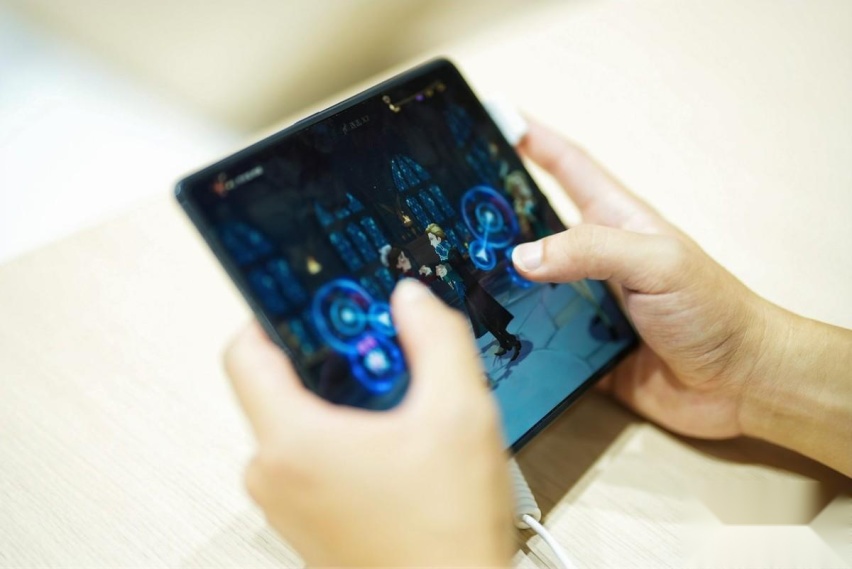 荣耀魔法空间亮相Chinajoy，首个折叠屏电竞比赛惊艳全场