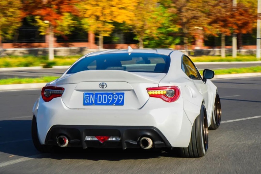 女：什么破车？男：丰田86 yyds！体验它为什么是男生的快乐源泉？