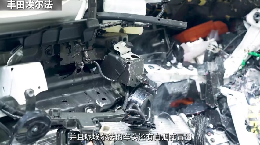 加价神车——丰田埃尔法一碰就碎，看完这场面你还敢买吗？