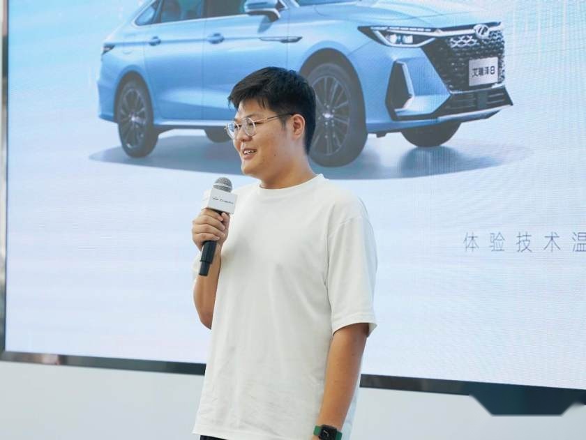 卉眼识车|奇瑞全新体验中心品牌体验日暨艾瑞泽8首批车主交车