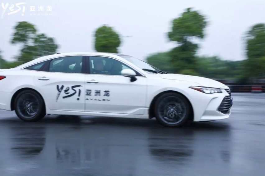 试驾丨爱上风雨如磐的杭州，更爱悠然极致的亚洲龙