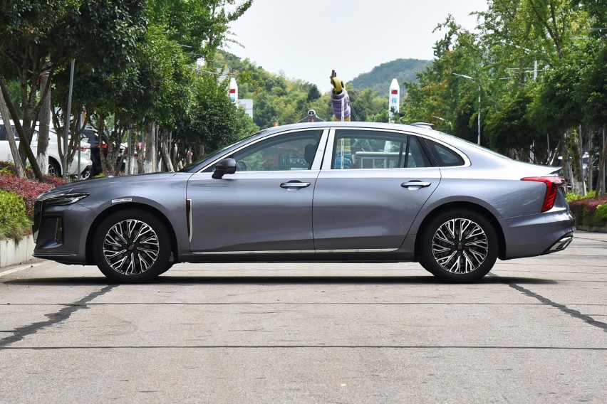 选择2.0T+8AT还是1.4T+双离合？红旗H5和大众迈腾谁更适合你