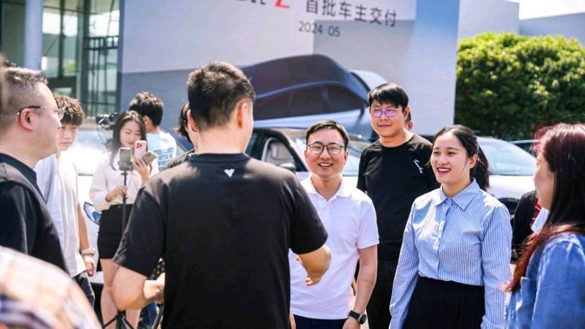 “卷产品”又“卷服务”，哪吒汽车CEO张勇保姆式服务到底