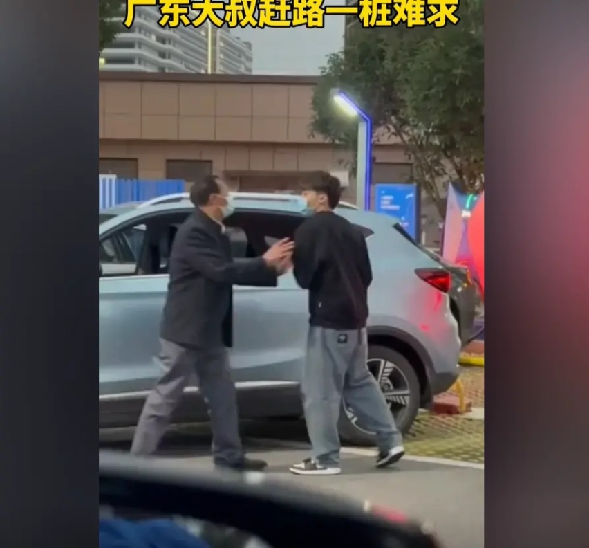抱头痛哭！为抢充电桩大打出手，电动车充电闹剧何时休
