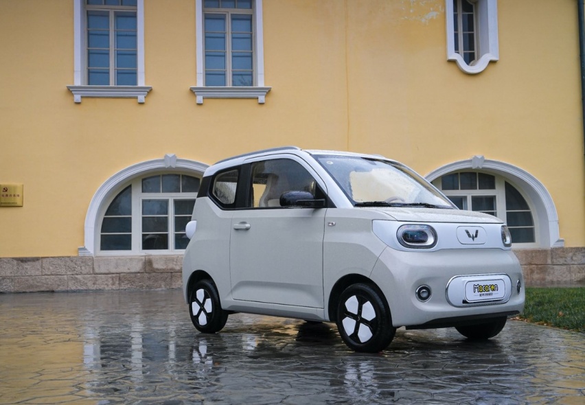 新款宏光MINIEV，卖4.68万，除了续航加长至215km，还有啥变
