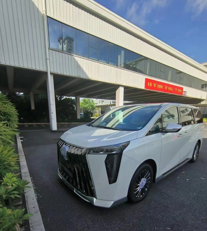 造型夸张、前脸设计惊人！广汽传祺全新M8谍照