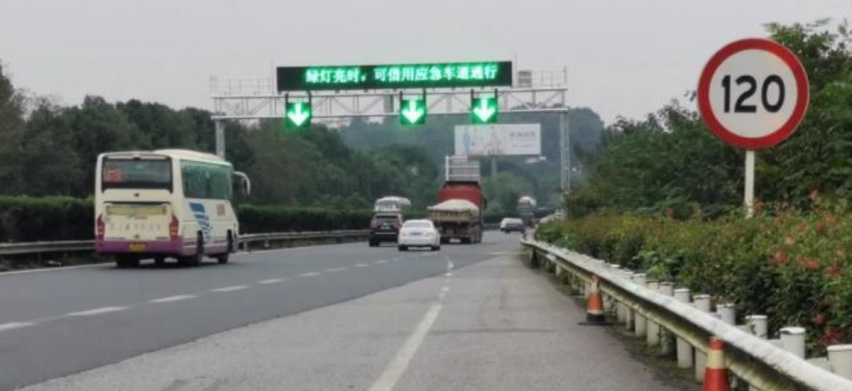 为什么那么多人喜欢走高速应急车道，他们不怕罚款吗？