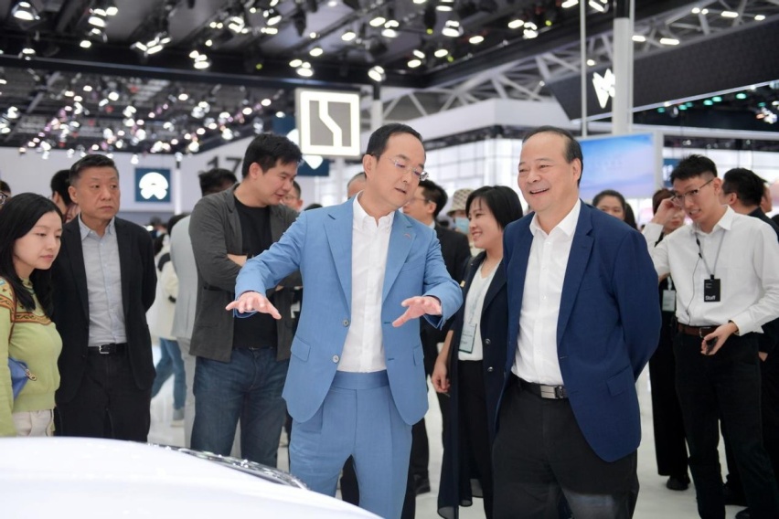 吸引众多车圈大佬围观，广州最热轿车就是极氪007