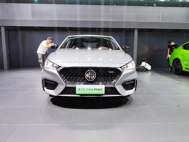 成都车展：实拍上汽名爵6 PHEV 造型更炫酷，动力更强悍