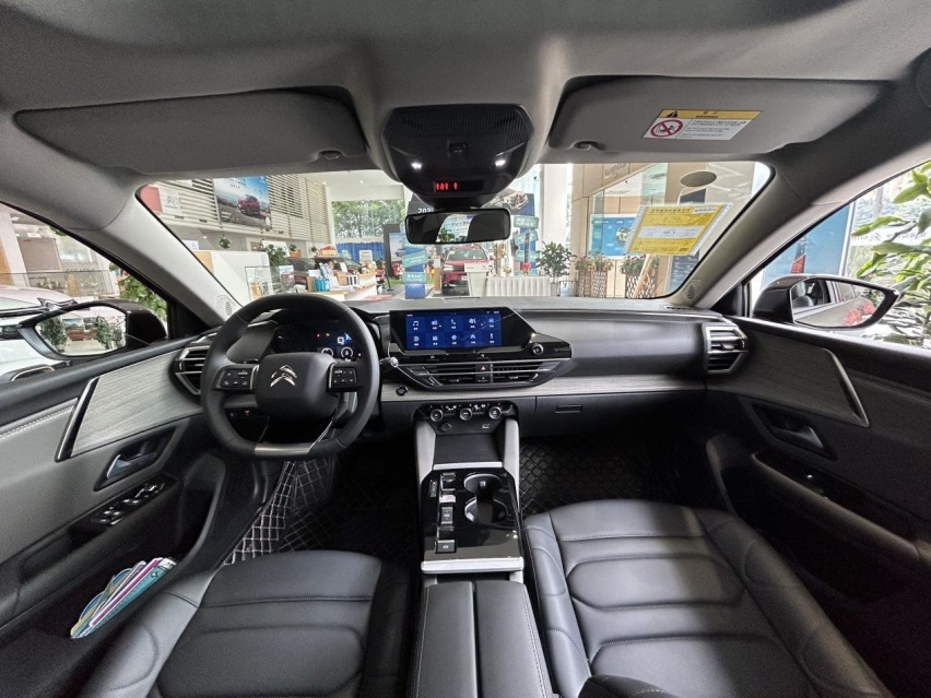 探店|2023款凡尔赛C5 X，入门即豪华，14.37万起售