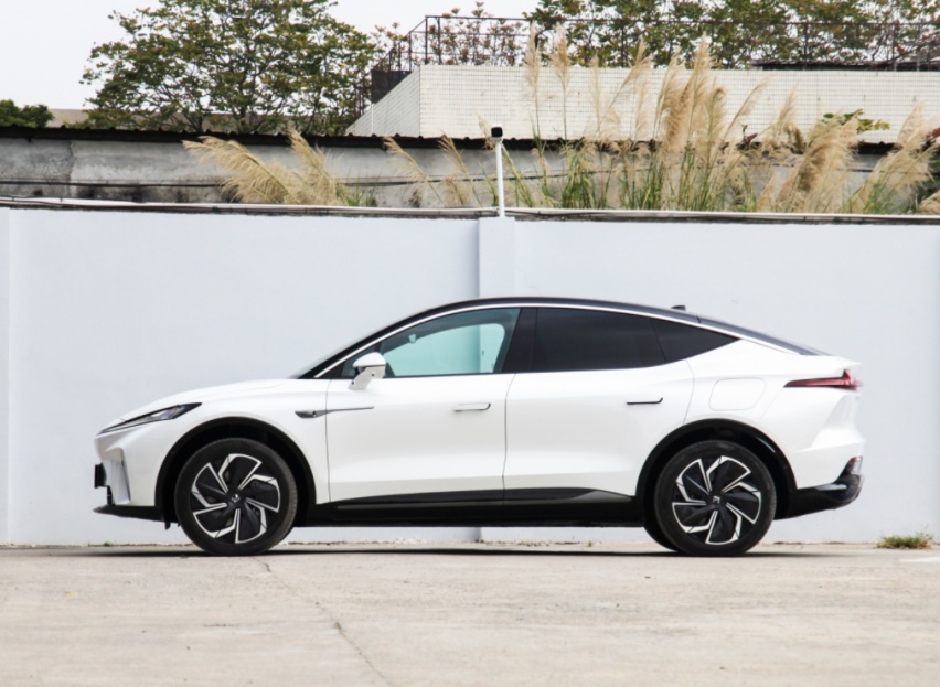 上汽打造的新款豪车，长4米9续航642公里，造型大气，27.99万起