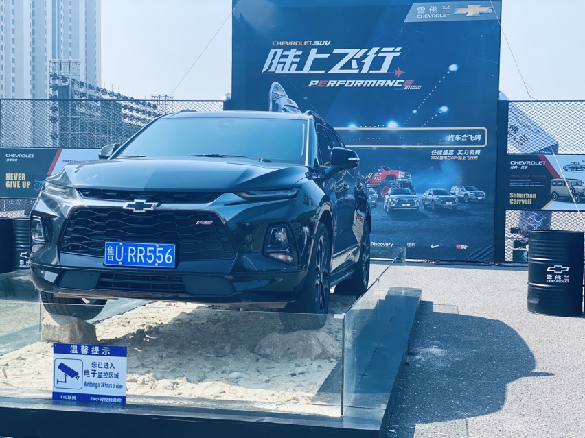 非专业赛车 却超越秀场 雪佛兰陆上飞行秀“炸裂”青岛