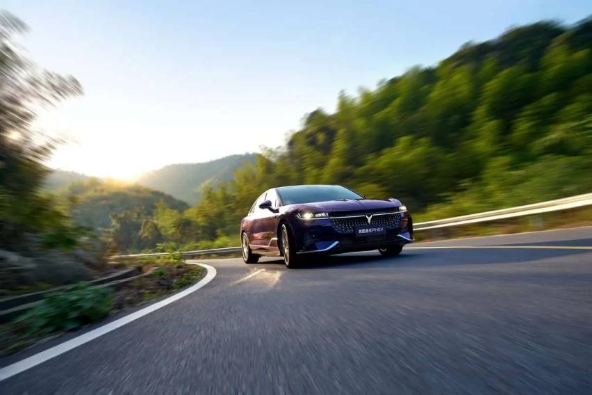 “智稳CEO”岚图追光PHEV 25.28万元起上市