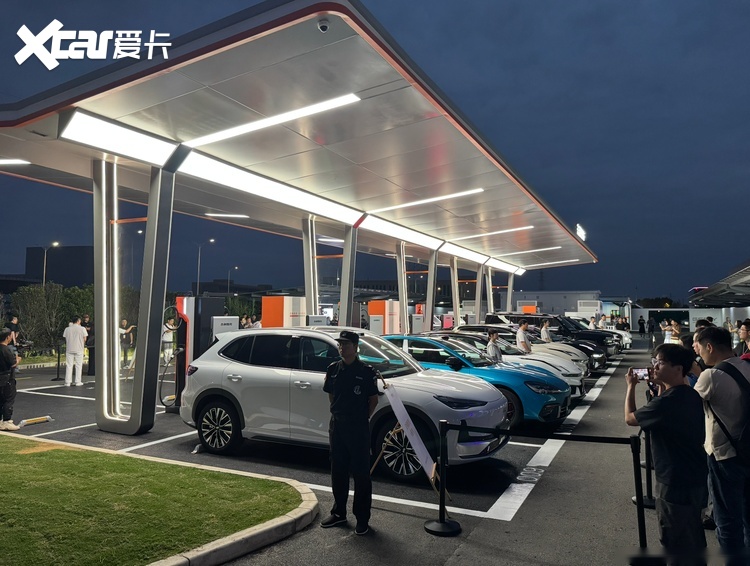 吉利发布“吉利智充” 单枪峰值功率达2250千瓦