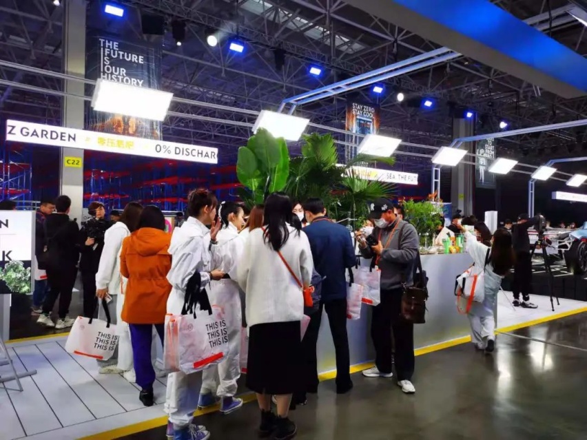 特斯拉遇最强对手，极氪001预售，价格28.1万—36万